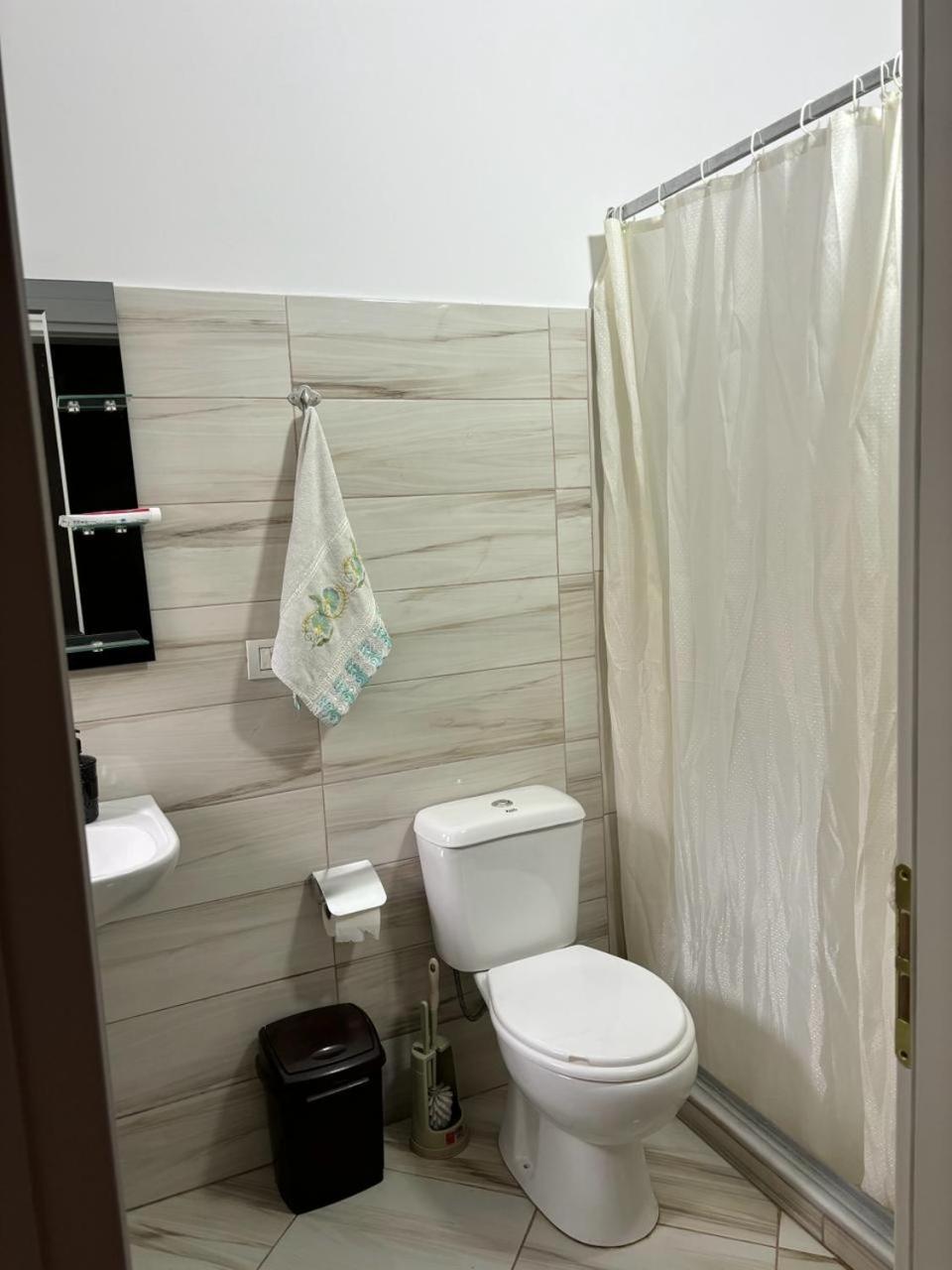 Guest House Adi Hoxha Берат Екстериор снимка