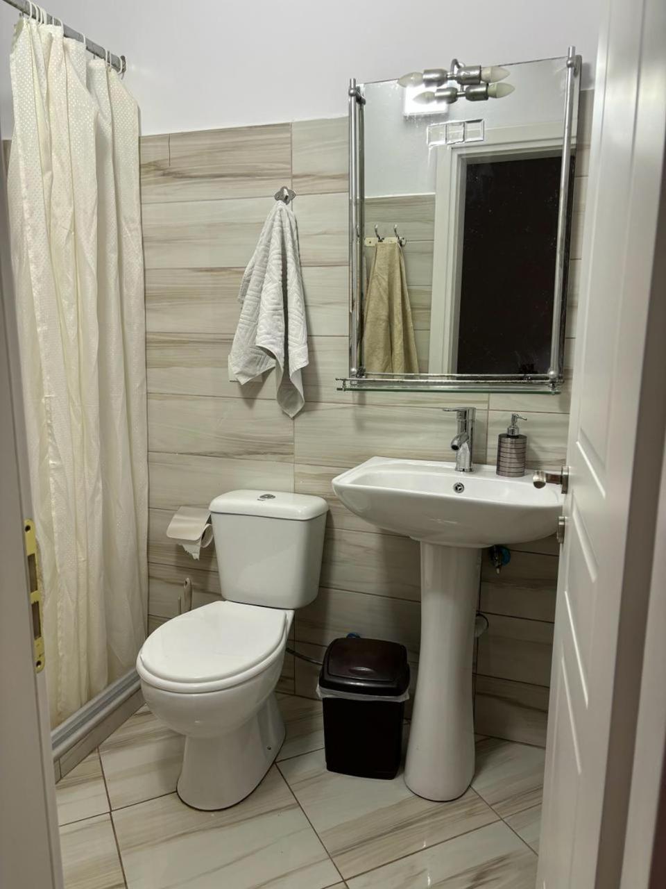 Guest House Adi Hoxha Берат Екстериор снимка