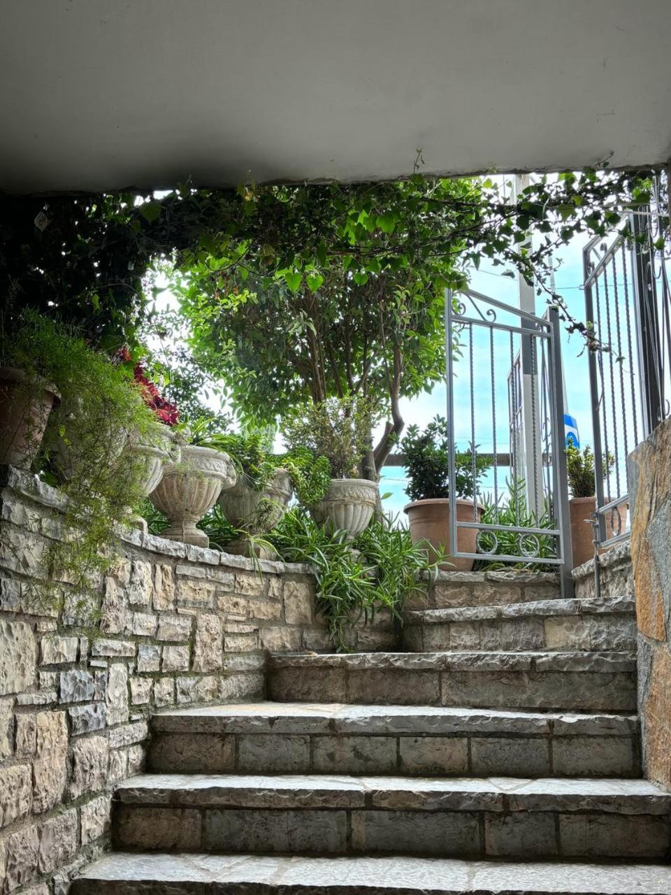 Guest House Adi Hoxha Берат Екстериор снимка