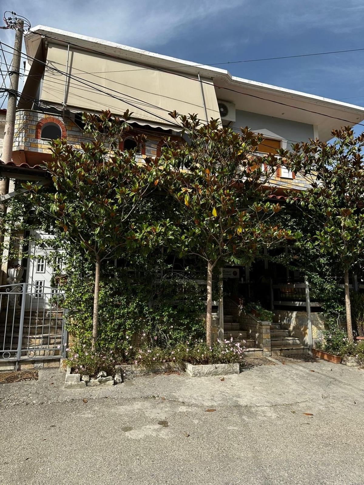 Guest House Adi Hoxha Берат Екстериор снимка