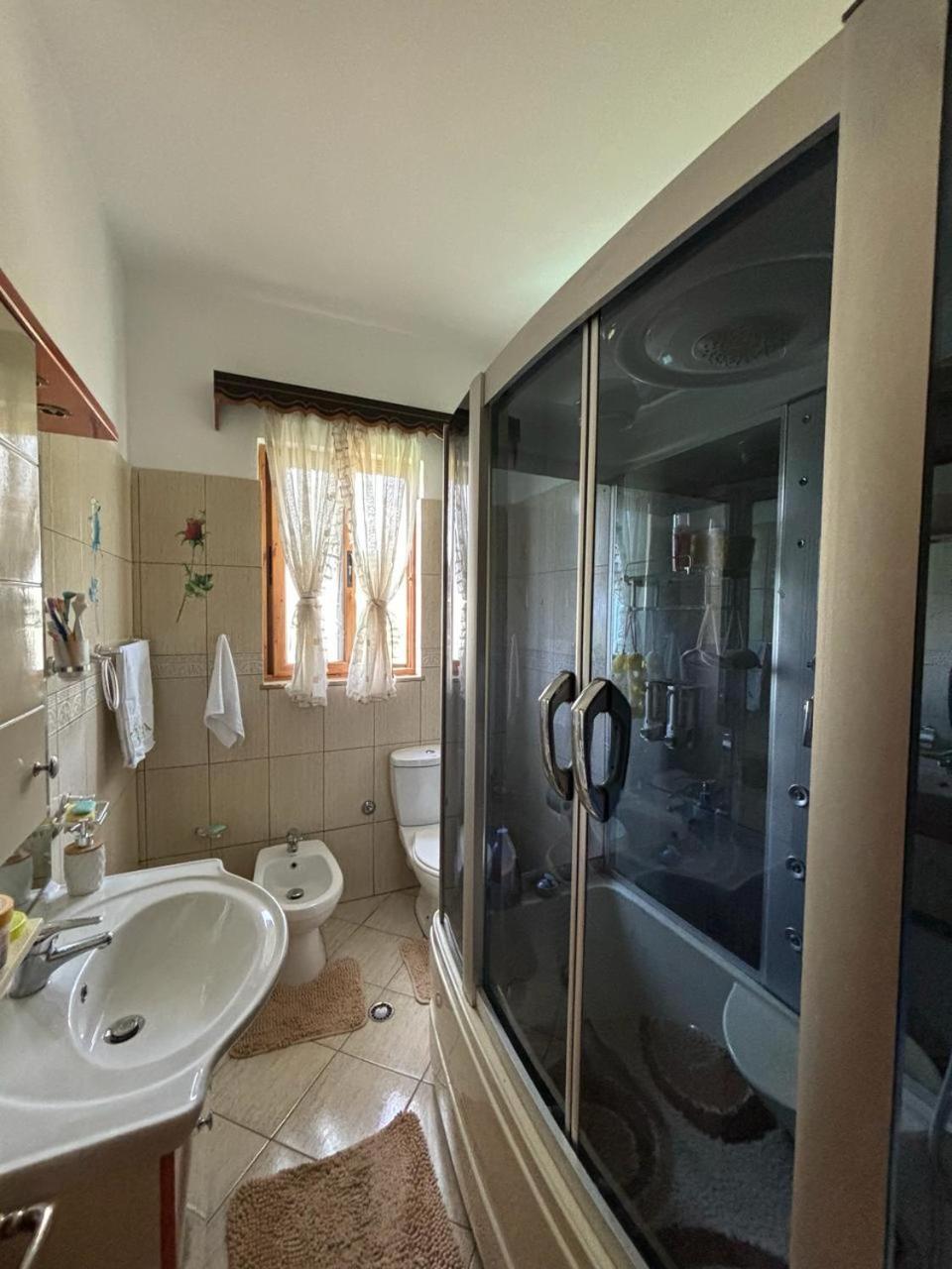 Guest House Adi Hoxha Берат Екстериор снимка